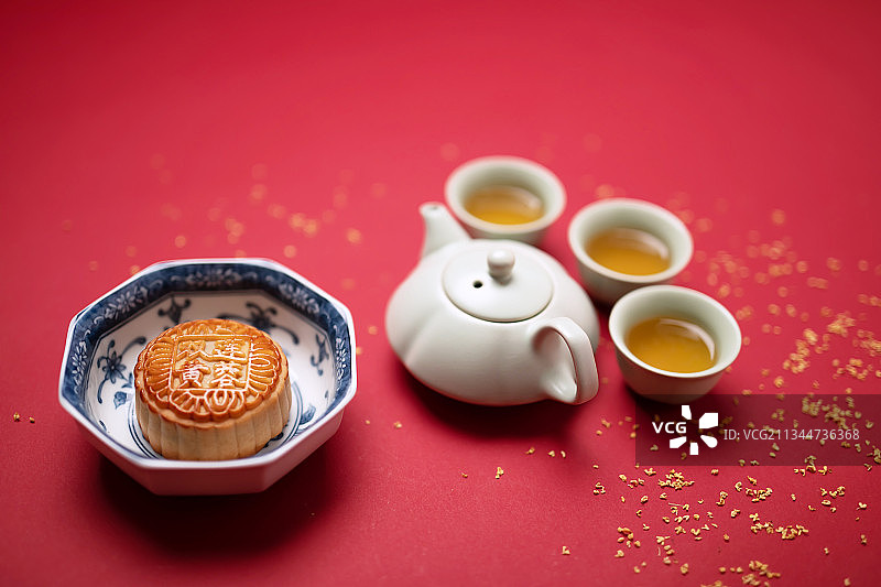 月饼与茶,中秋节,红色背景,留白图片素材