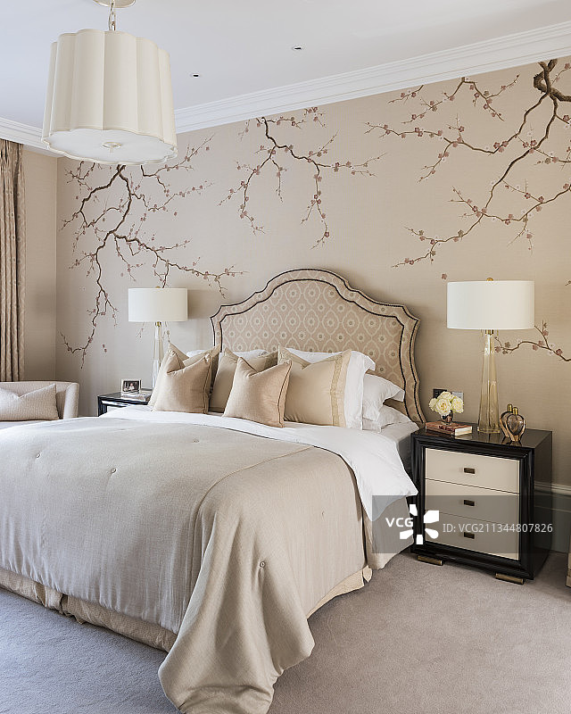 优雅的卧室在裸色与日本风格的分支画在墙上图片素材