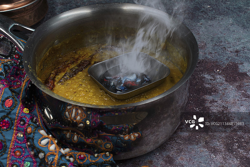 Tarka dhal -正在制作的黄色扁豆咖喱(印度)图片素材