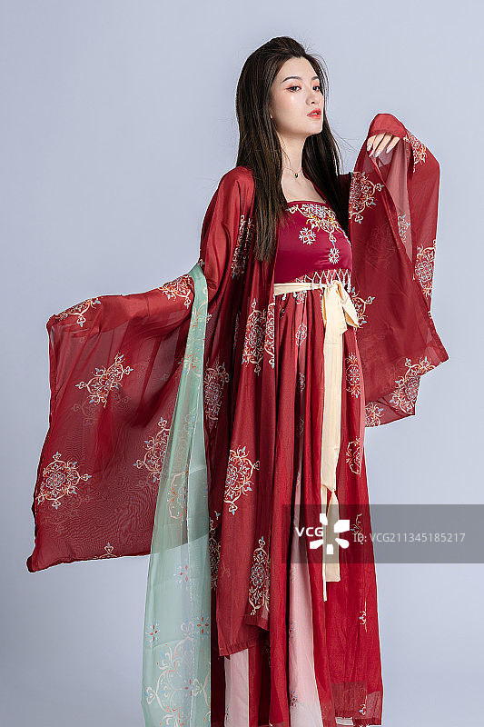 白色背景里的亚洲古装美女图片素材