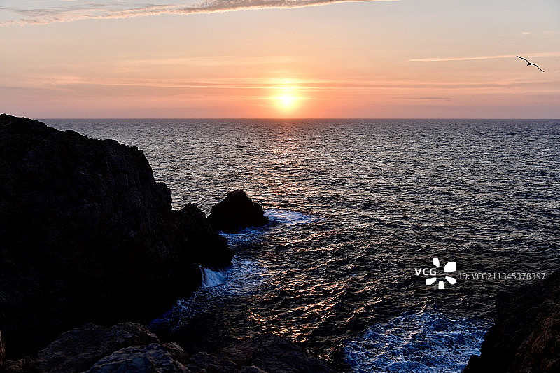 西班牙，巴利阿里斯岛，梅诺卡，日落时天空对着大海的风景图片素材