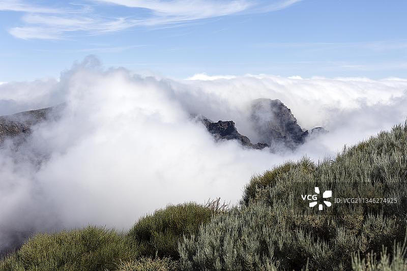 塔布里恩特火山口、罗克·德·洛斯·穆赫乔斯、蒂加拉菲、拉帕尔马、西班牙、欧洲的云朵图片素材