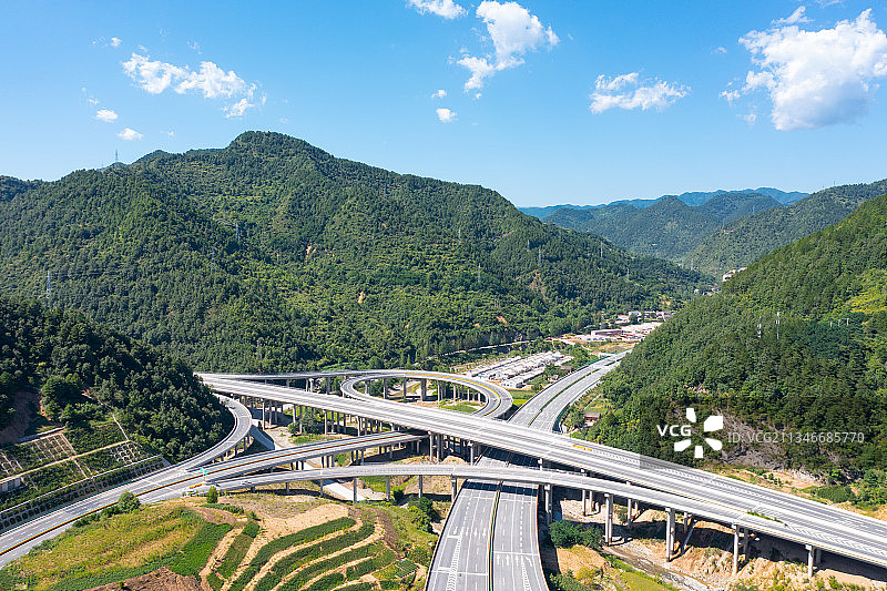 大山里的高速路高架桥图片素材