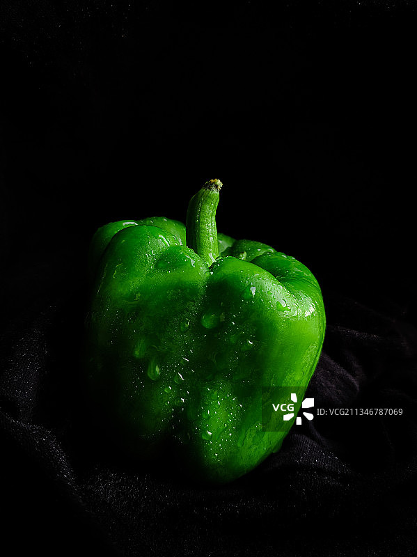 黑色背景下的绿色甜椒特写图片素材