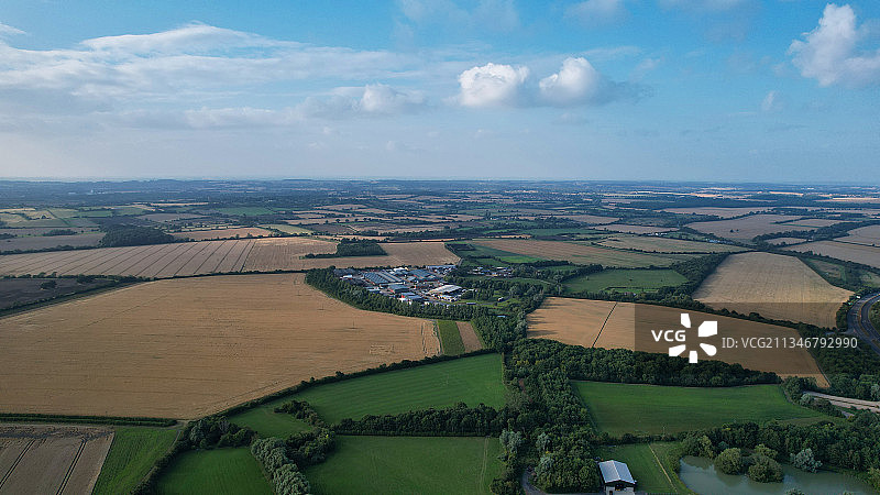 天空下的农田鸟瞰图，英国，英国图片素材