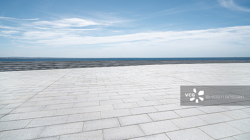 海岸线前面空旷平台白色砖地汽车地面道路广告背景图图片素材