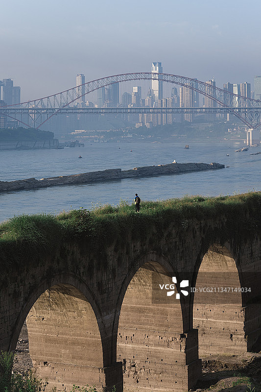 偃月桥与朝天门大桥的世纪同框图片素材