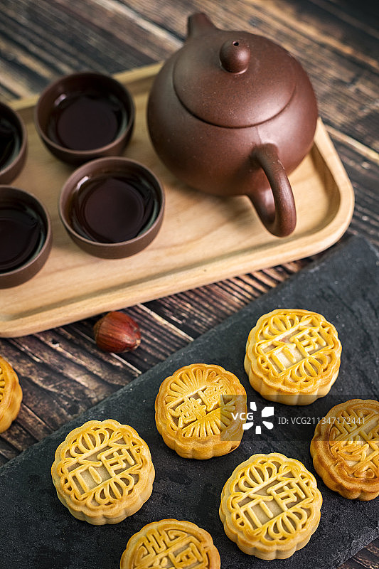 中秋节月饼与茶壶套装图片素材