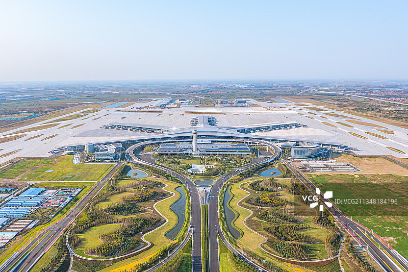 航拍山东青岛胶东国际机场航站楼 下午 塔台 跑道 建筑图片素材