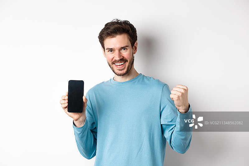 一名微笑的男子在白色背景下展示手机图片素材
