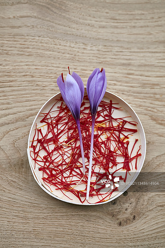 藏红花藏红花的雌蕊在白色的盘子和花图片素材