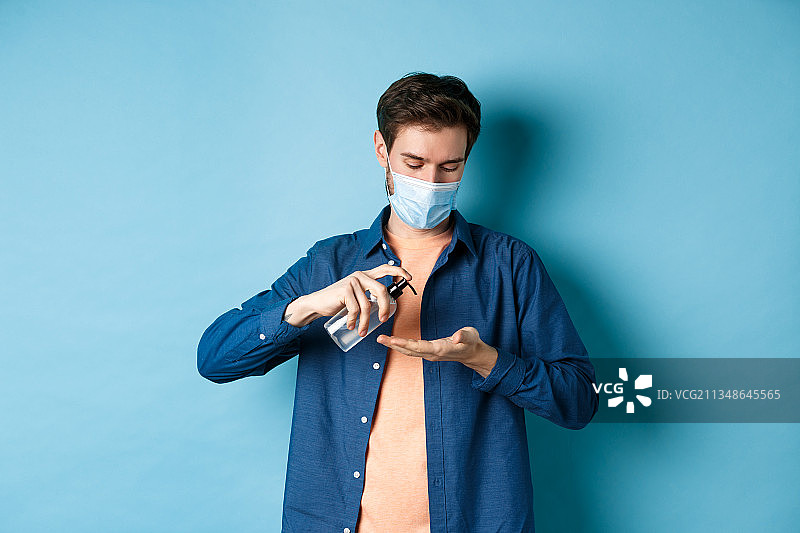 新冠肺炎健康与大流行概念戴医用口罩的年轻人图片素材