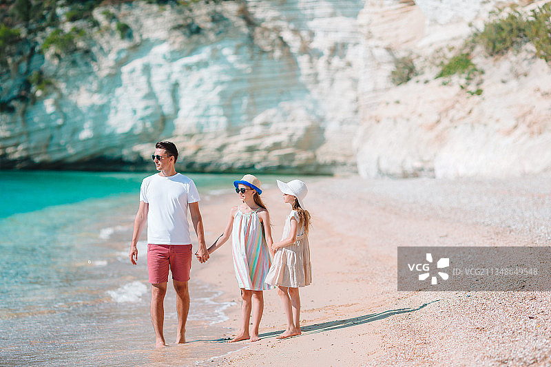 幸福的年轻家庭享受海滩度假图片素材