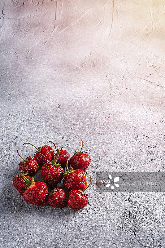 桌上草莓的特写镜头图片素材