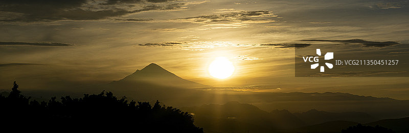 日落时山脉在天空下的剪影风景图片素材