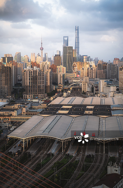 黄昏时刻的上海站图片素材