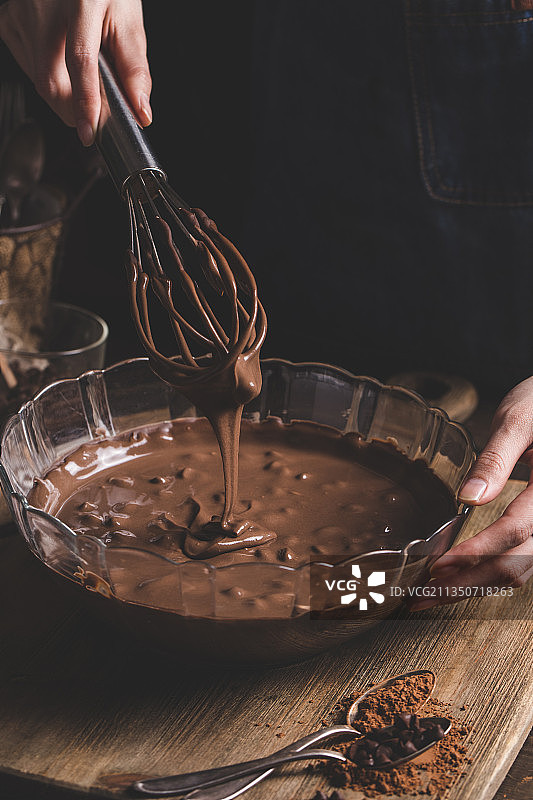 巧克力酱制作过程，加工搅拌图片素材