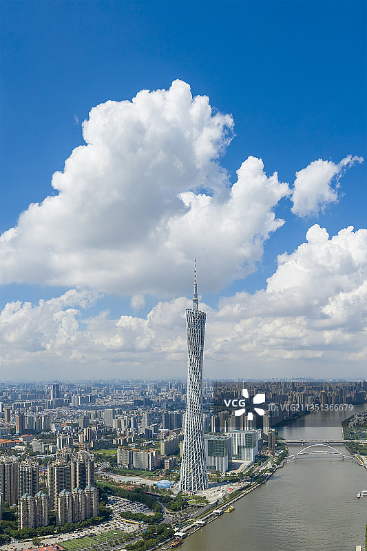 航拍蓝天白云下的广州塔图片素材