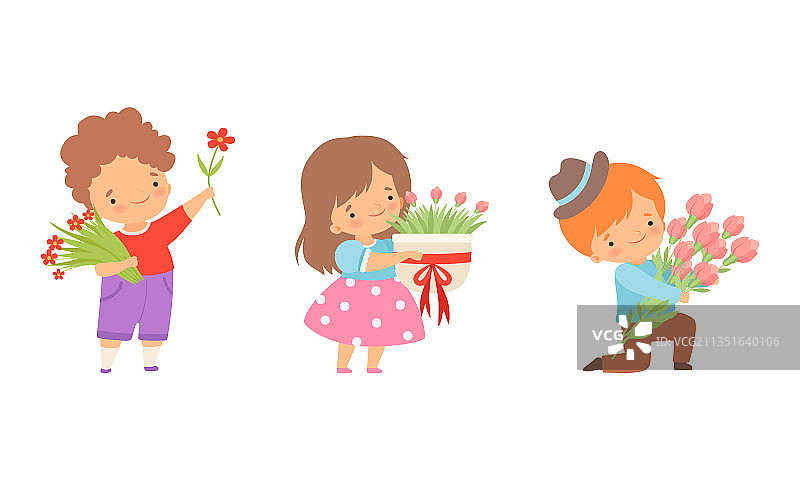 可爱的小男孩和小女孩互赠鲜花图片素材