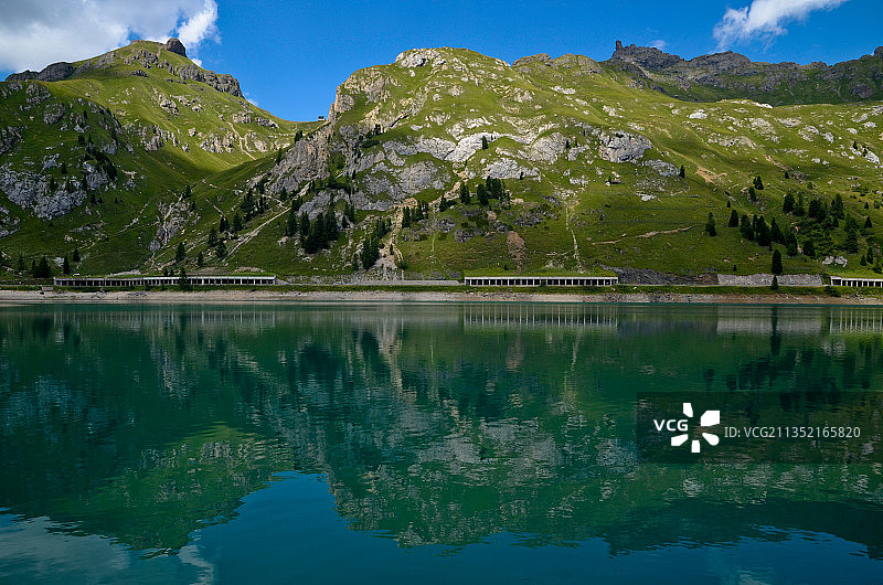 意大利，特兰托，Canazei, Fedaia湖和山的风景图片素材