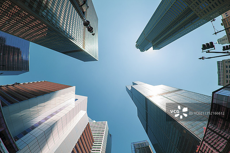 美国，芝加哥，伊利诺斯州，现代建筑的天空低角度视图图片素材
