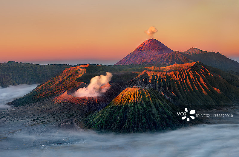 印度尼西亚，日落时天空中火山景观的风景图片素材