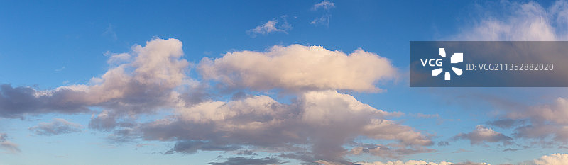 天空中云朵的全景图片素材