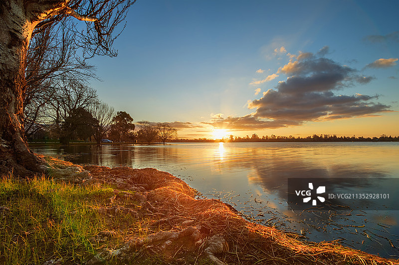 澳大利亚维多利亚州的温杜里湖，日落时天空映衬下的湖泊风景图片素材