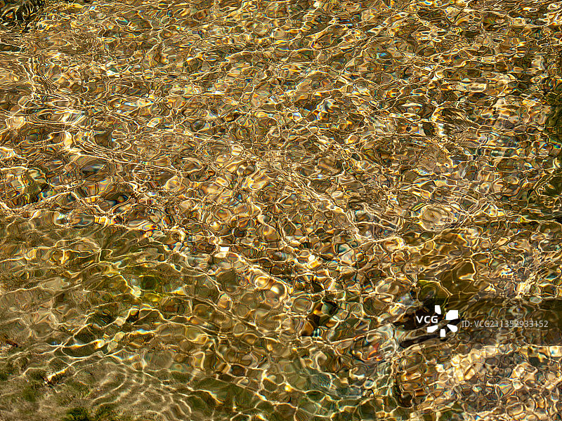 溪流-流水-鹅卵石-闪光图片素材