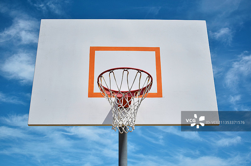 篮球篮筐对天空的低角度视图，德克萨斯州，美国，美国图片素材