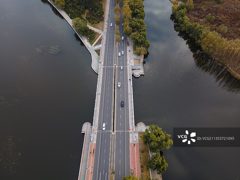 航拍秋季黑龙江省齐齐哈尔市劳动湖化工桥，航拍桥梁图片素材