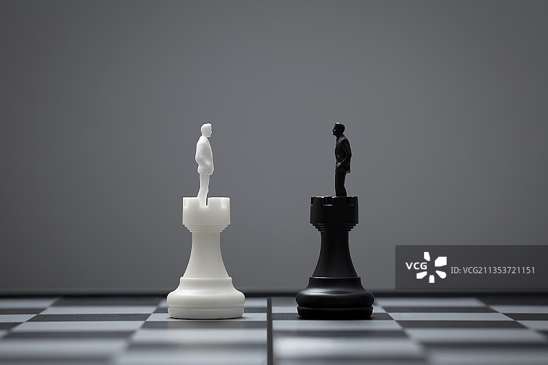 微缩创意棋国际象棋策略对抗对立的黑白人物图片素材