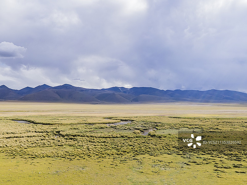 高视角航拍西藏阿里地区草原风光，鸟瞰高原湿地图片素材
