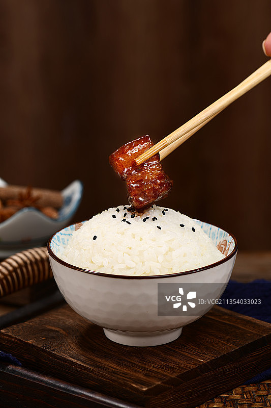 红烧肉配米饭图片素材