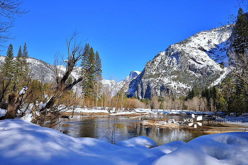 湖泊的风景，雪山顶晴朗的蓝天，约塞米蒂山谷，加利福尼亚，美国图片素材