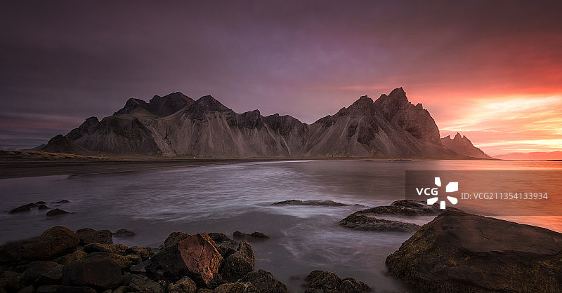 冰岛东部地区，日落时天空与大海的风景图片素材