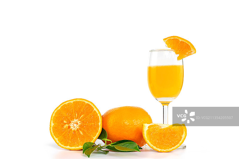 橙汁在白色背景下的特写图片素材