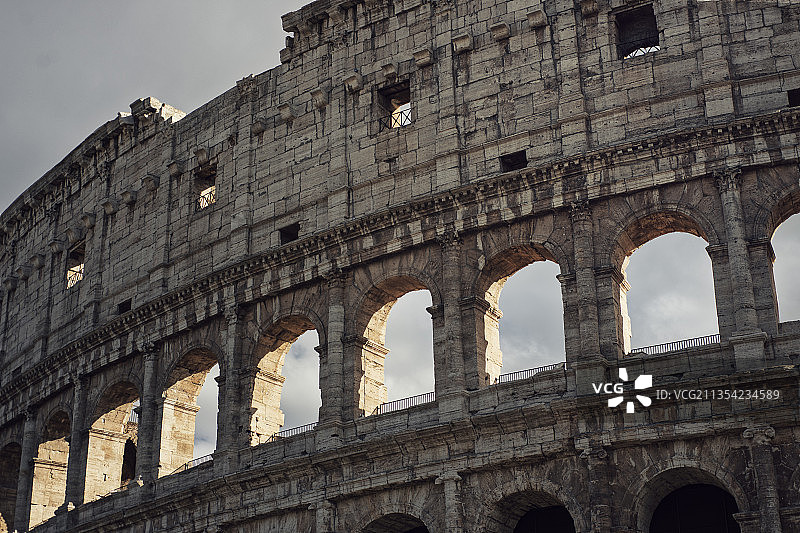 罗马圆形广场，罗马斗兽场对天空的低角度视图，意大利图片素材