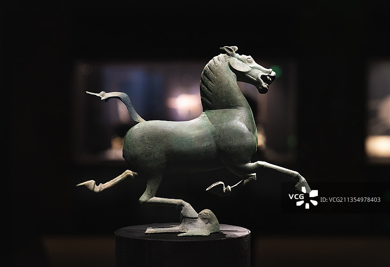 甘肃省博物馆东汉马踏飞燕--铜奔马图片素材