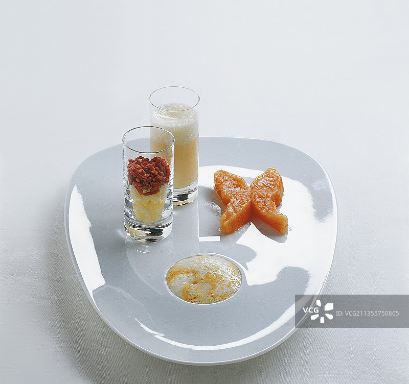 印度香米配野鳟鱼和酱油蛋黄酱图片素材
