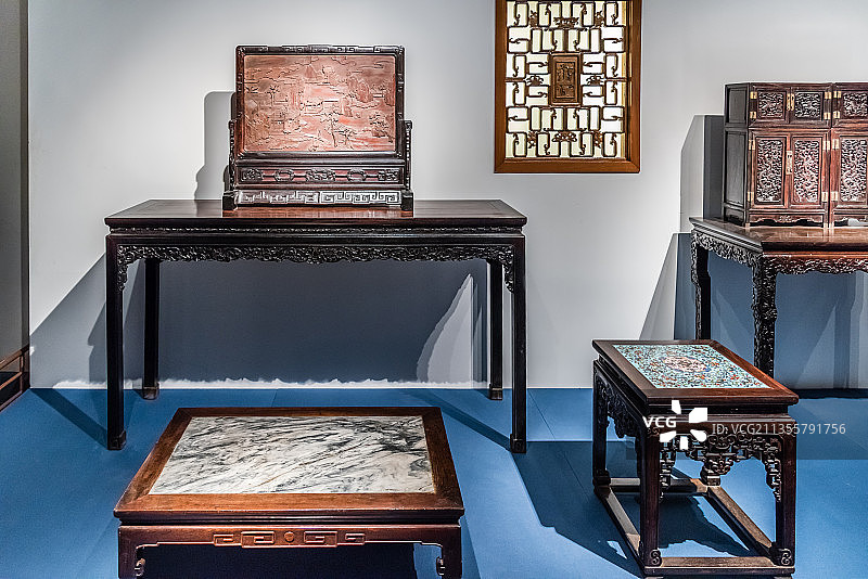 上海博物馆的清代紫檀木雕云龙纹小四件柜图片素材