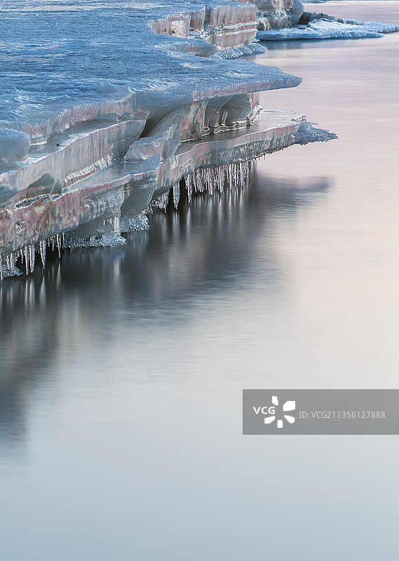 冬天冰河上造型奇特的冰图片素材