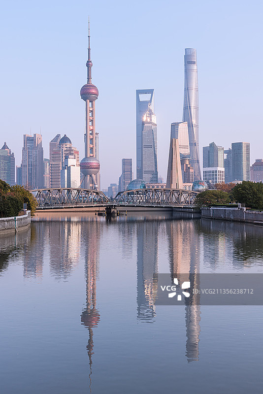 日落下的上海苏州河外白渡桥沿岸城市CBD建筑群图片素材