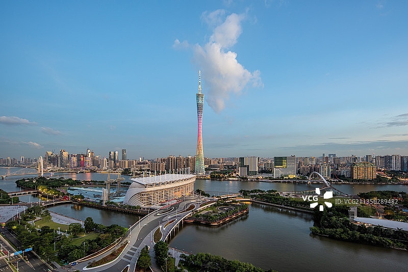 广州塔蓝调夜景-广州城市天际线图片素材