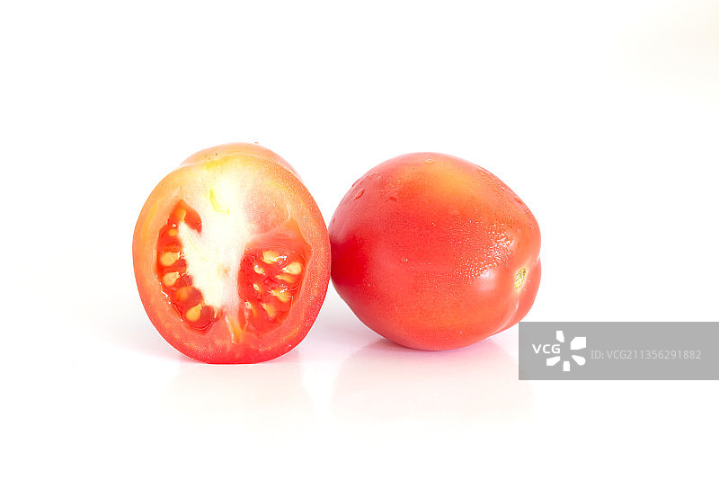 蕃茄在白色背景下的特写图片素材