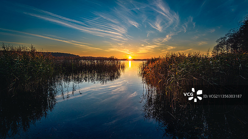 立陶宛，日落时天空映衬下的湖泊风景图片素材