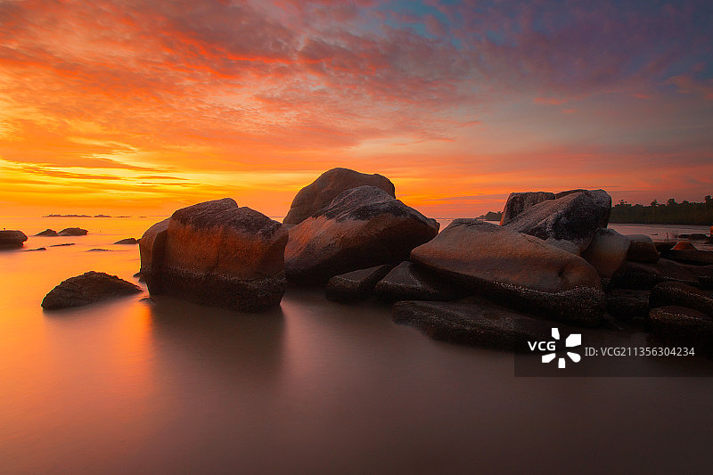 印度尼西亚，日落时大海与天空的风景图片素材