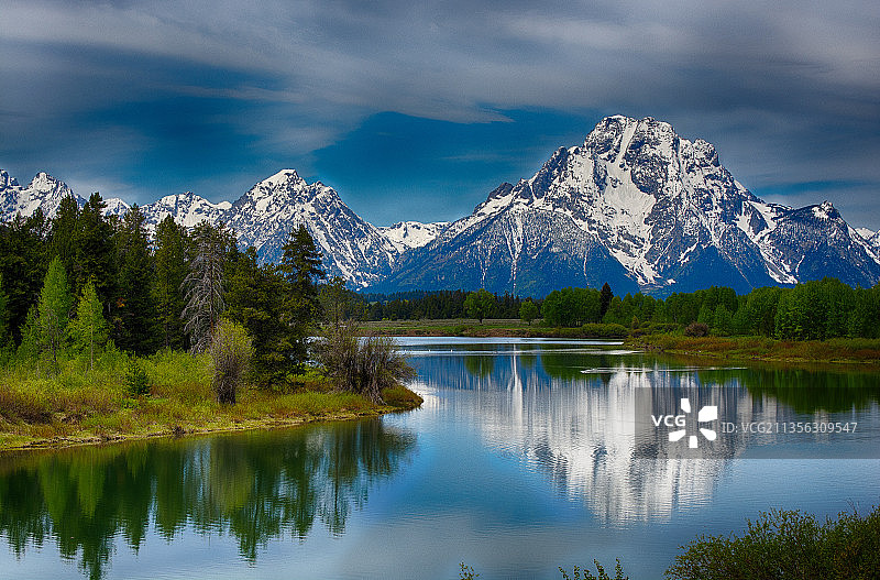 美国怀俄明州莫兰的雪山与天空的风景湖图片素材