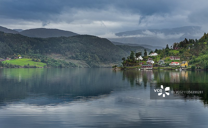 山与天相映的湖景图片素材