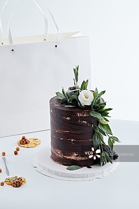 马卡龙浓香巧克力布朗尼鲜奶多层婚礼蛋糕图片素材